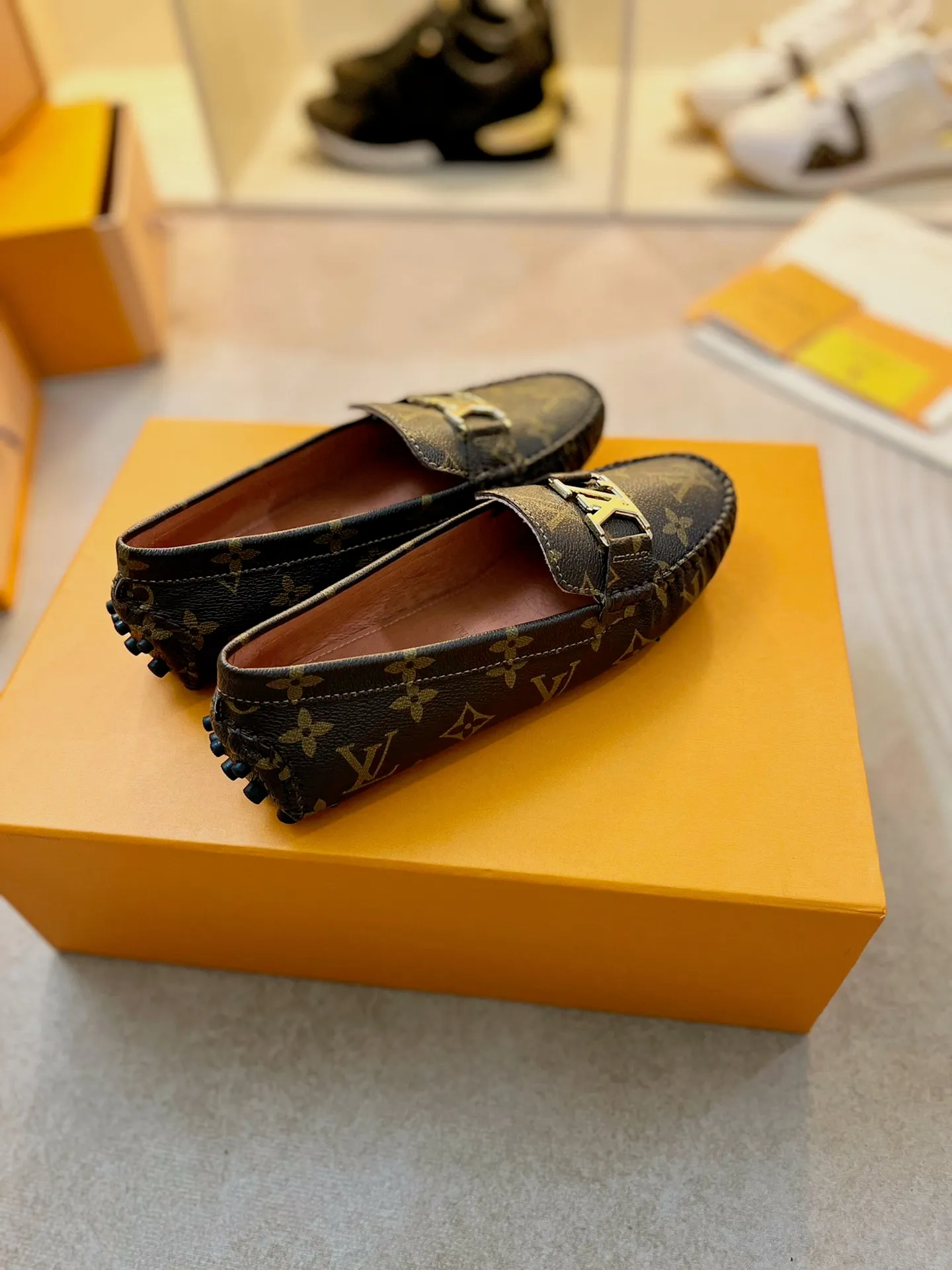 p460💰Couple model❤️🇫🇷 𝙇𝙤𝙪𝙞𝙨 𝙑𝙪𝙞𝙩𝙩𝙤𝙣 🇫🇷Louis Vuitton 2023 Classic𝓛𝓿 𝓣𝓻𝓪𝓲𝓷𝓮𝓻 Sports Series ➪➪➪¯ [Arizona Doudou Shoes Series] ▪️▪️▪️Arizona slip-on shoes are made of Monogram Eclipse canvas. Its hand-painted and dyed edges and hand-sewn uppers fully demonstrate Louis Vuitton's traditional shoemaking craftsmanship. This slip-on shoe is very lightweight. The integrated tongue and upper make it particularly comfortable and flexible. The soft outsole is equipped with rubber padding. Decorated with matching sash. Detailed features: ☑️Monogram Eclipse canvas ☑️Black Eclipse pattern ☑️Hand-painted shoe edges ☑️Hand-sewn uppers (each pair takes time to process) ☑️Integrated tongue and upper construction ☑️Outsole equipped with rubber lining ☑️size: 35_46